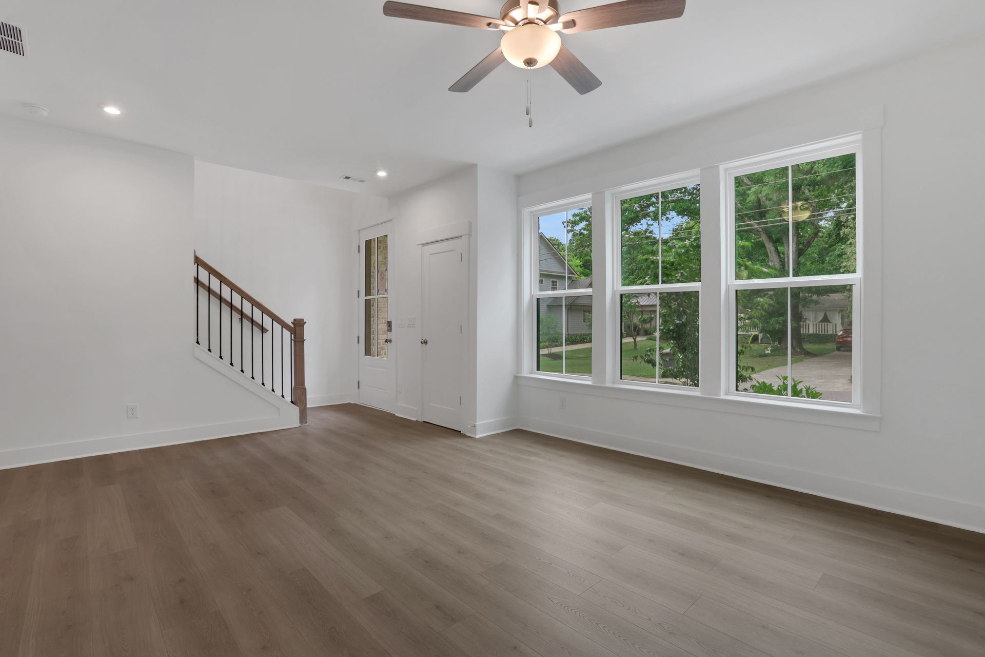 recreation room with hard surface flooring and en-suite bath