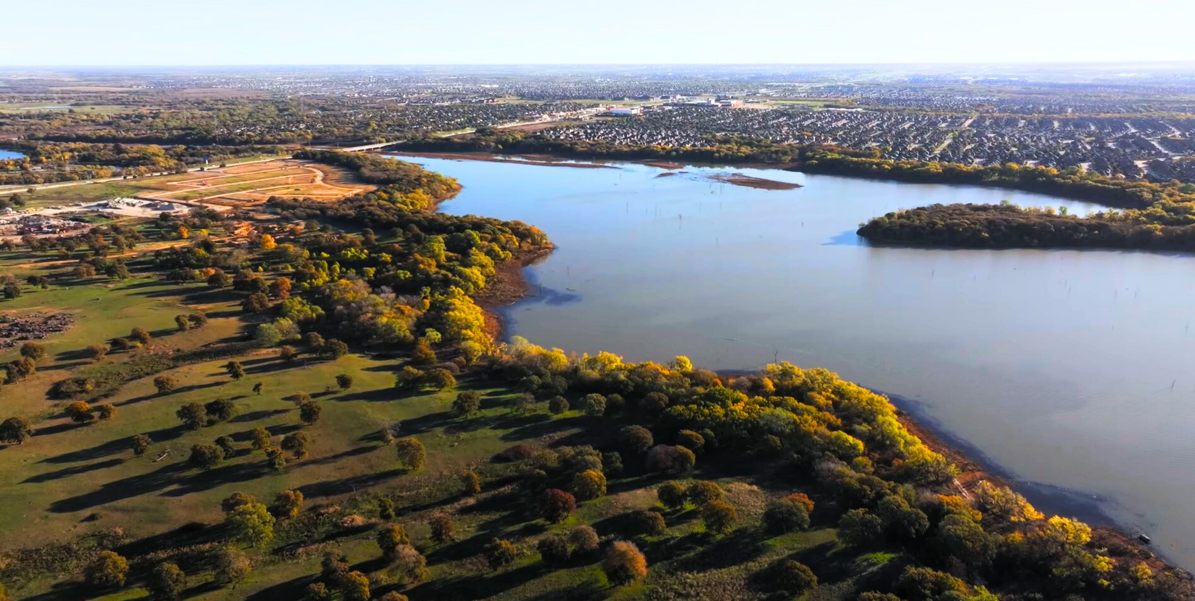 a virtual tour of a community near the lake
