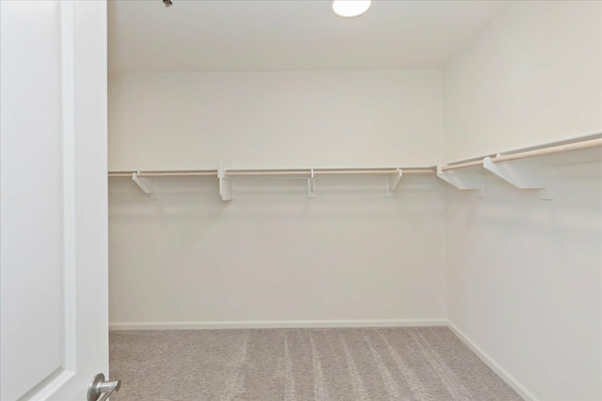 walk-in closet with bars and shelves for clothes