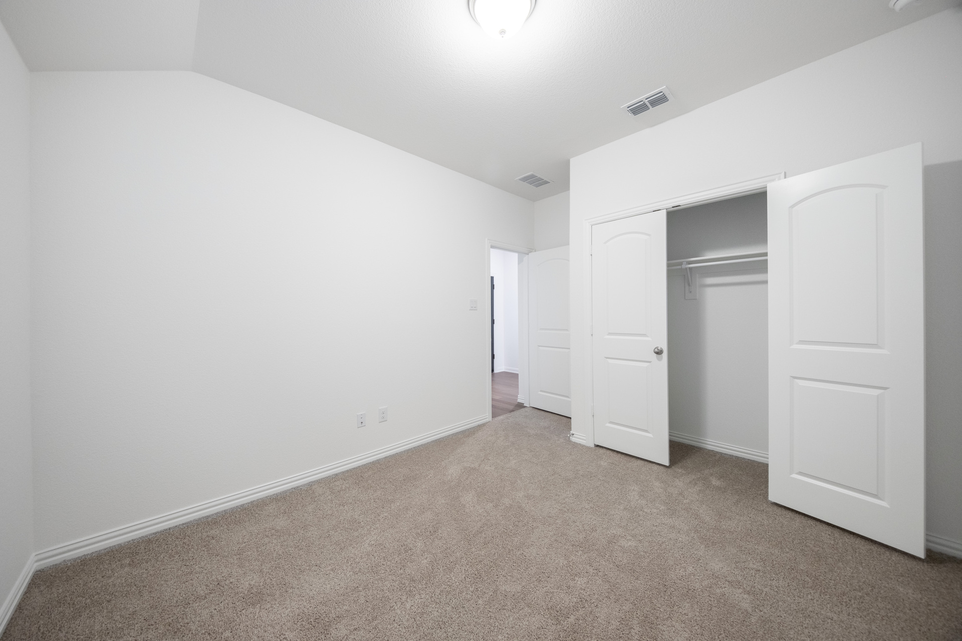 guest bedroom with carpet and closet
