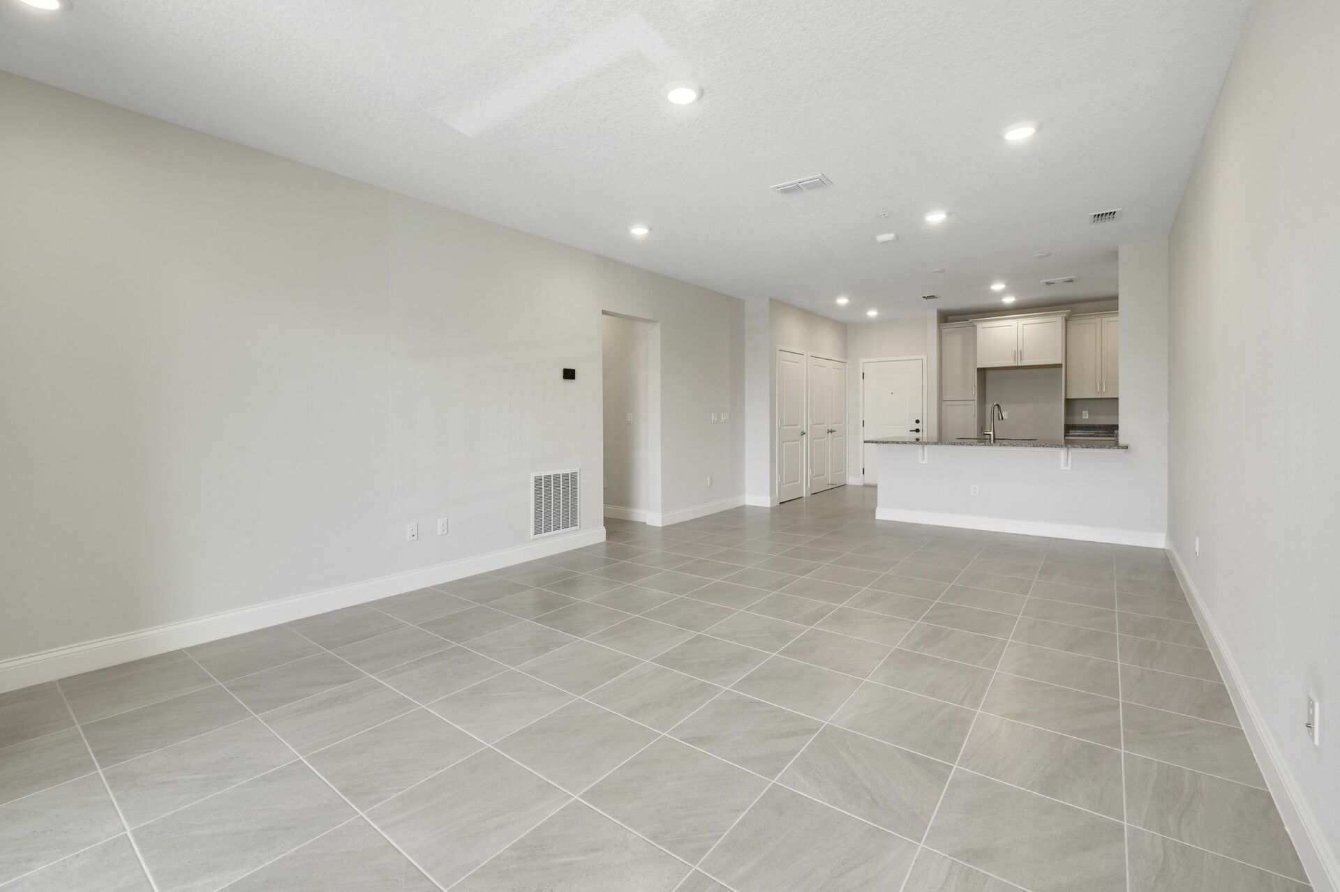 room with access to the balcony and the kitchen 