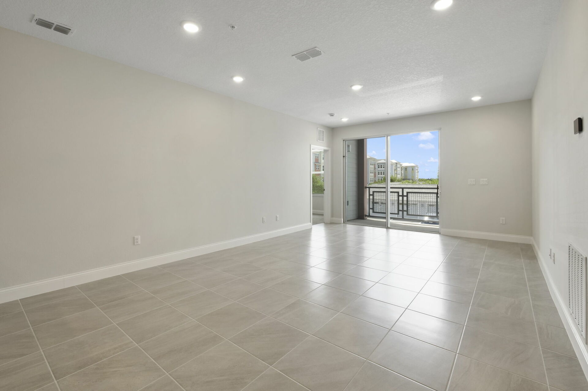 room with access to the balcony and the kitchen 