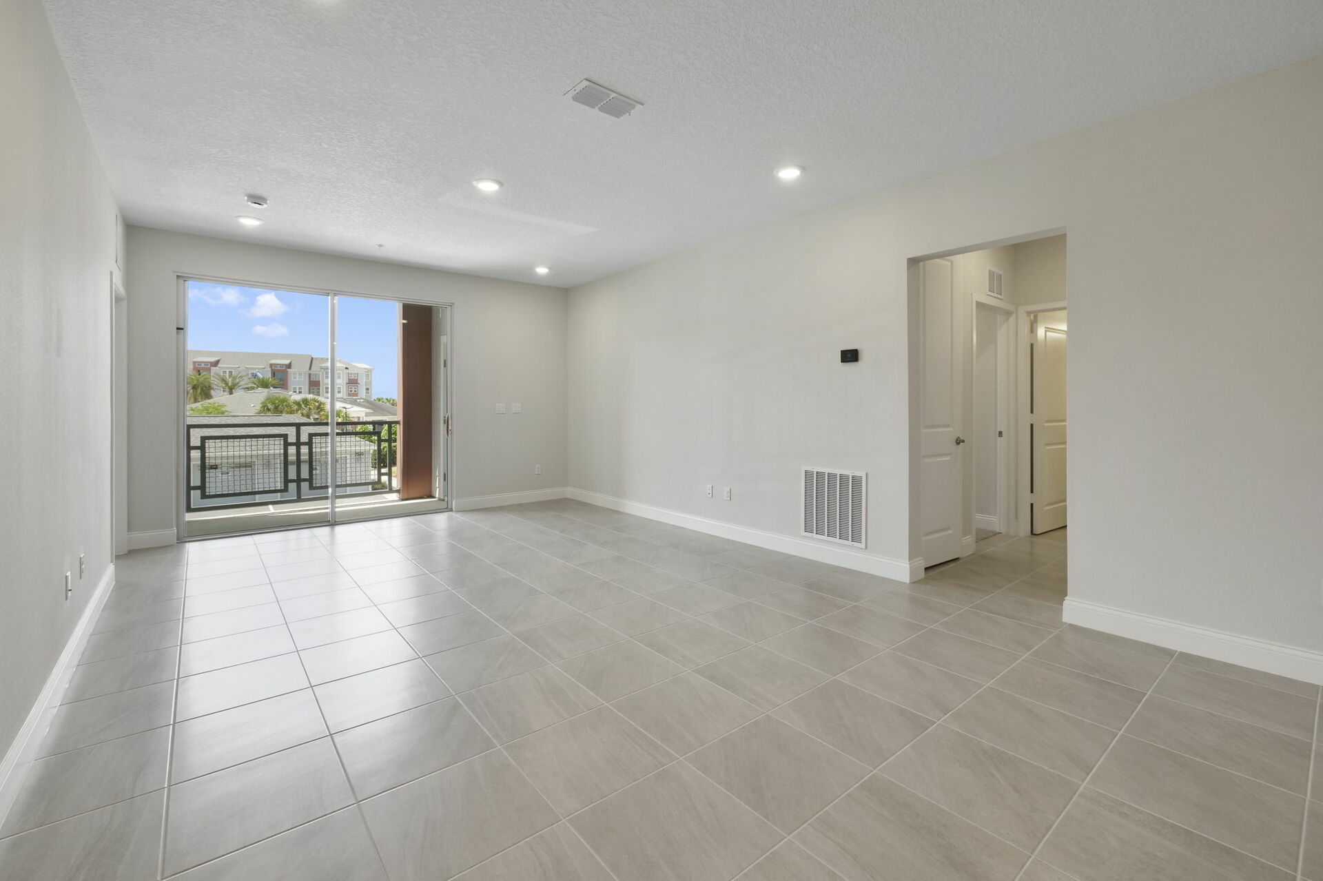 room with access to the balcony and the kitchen 