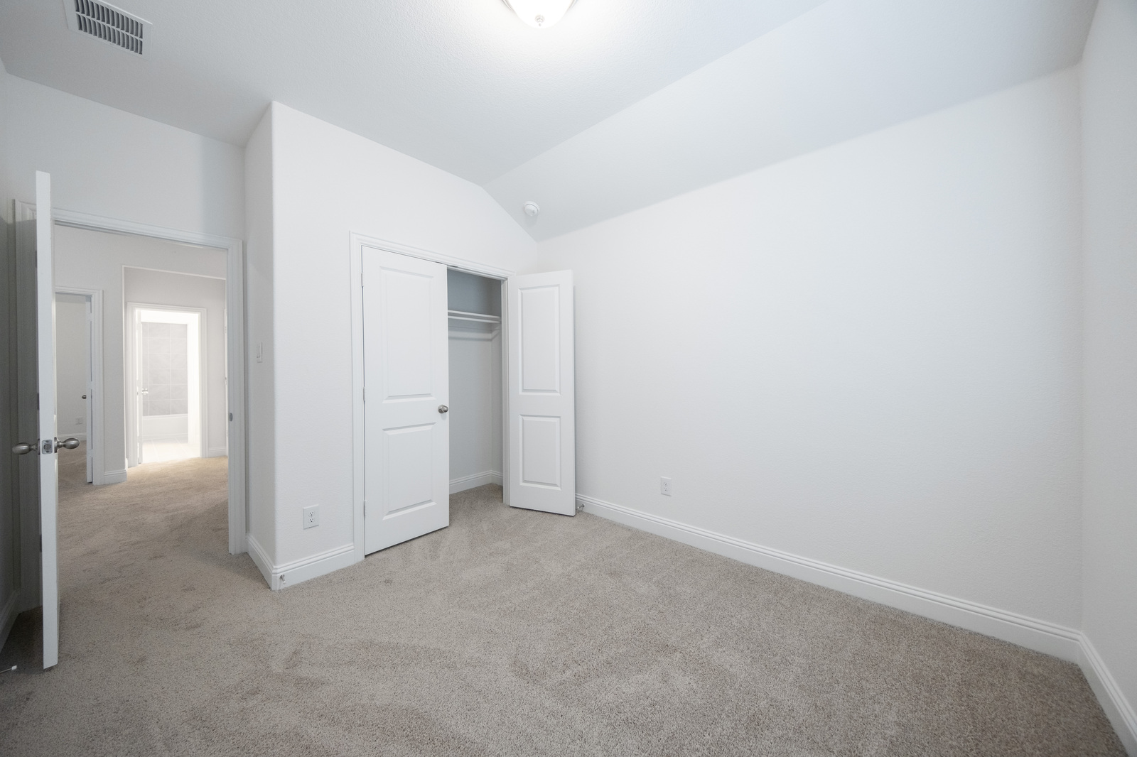 guest bedroom with carpet and closet
