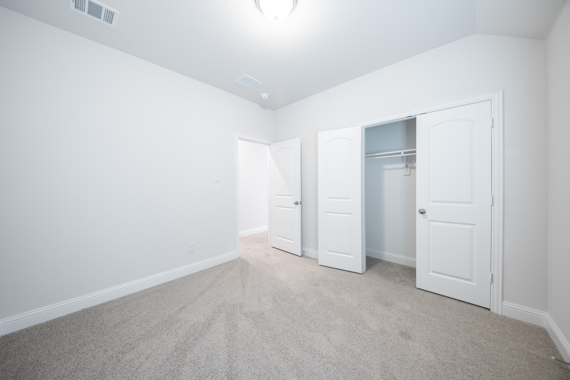 guest bedroom with carpet and closet