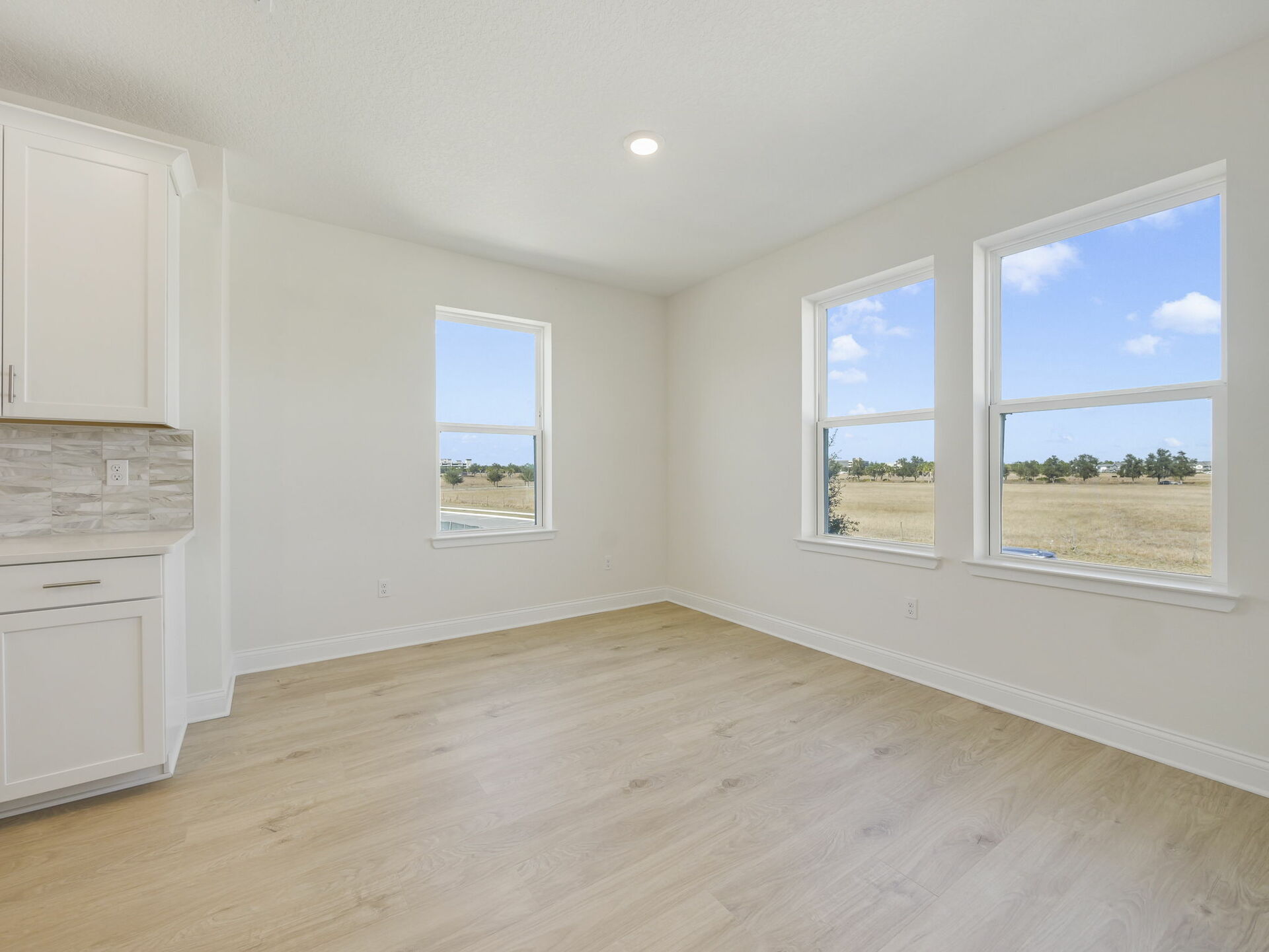 room with multiple windows 