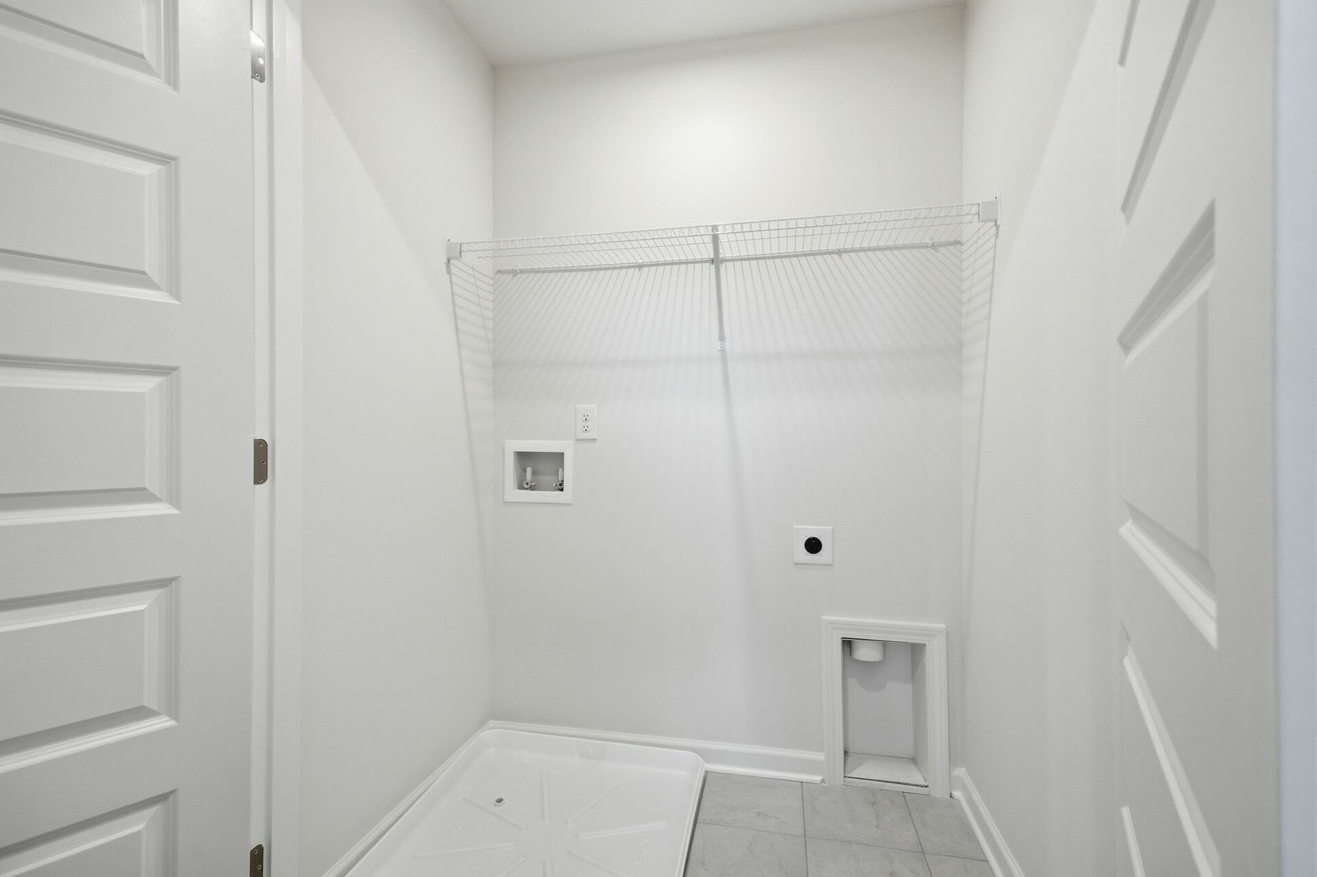 closet with carpet and built in storage