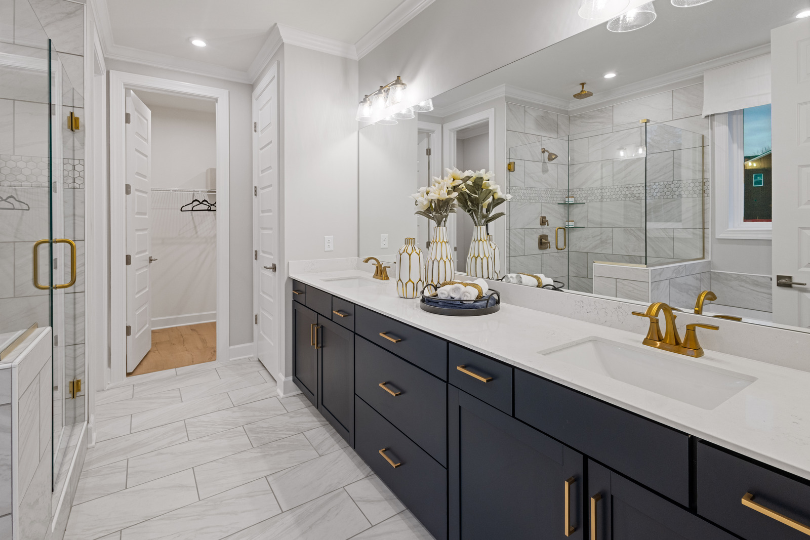 primary bath with dual vanity and navy cabinets