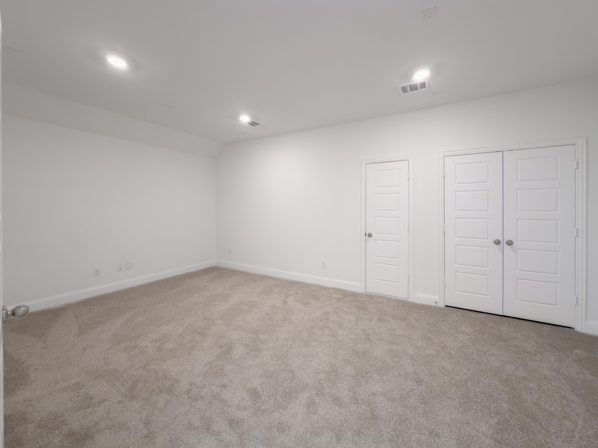 spacious media room with carpet and recessed lighting
