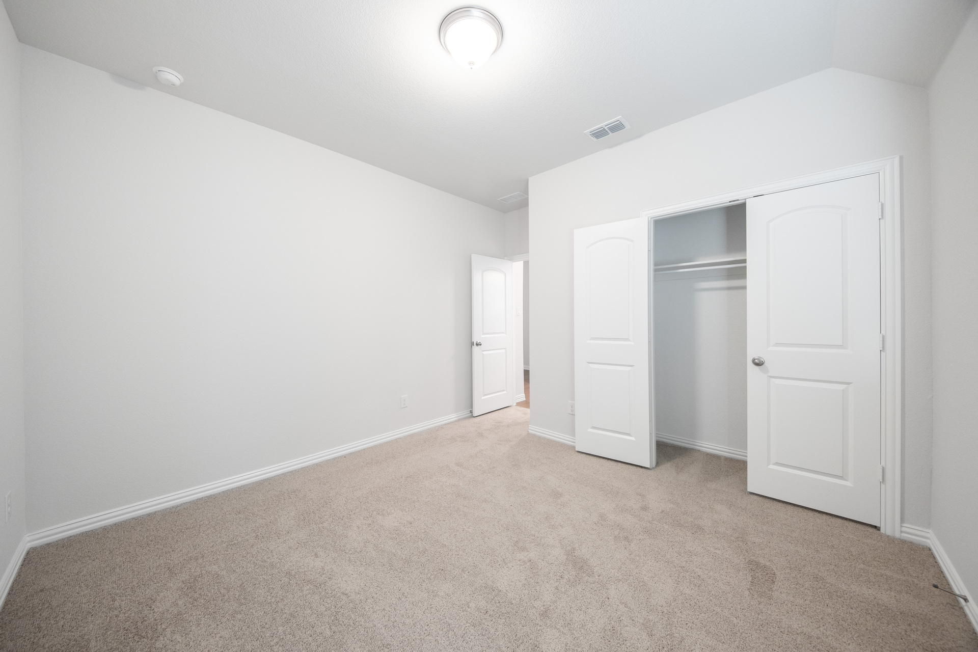 guest bedroom with carpet and closet