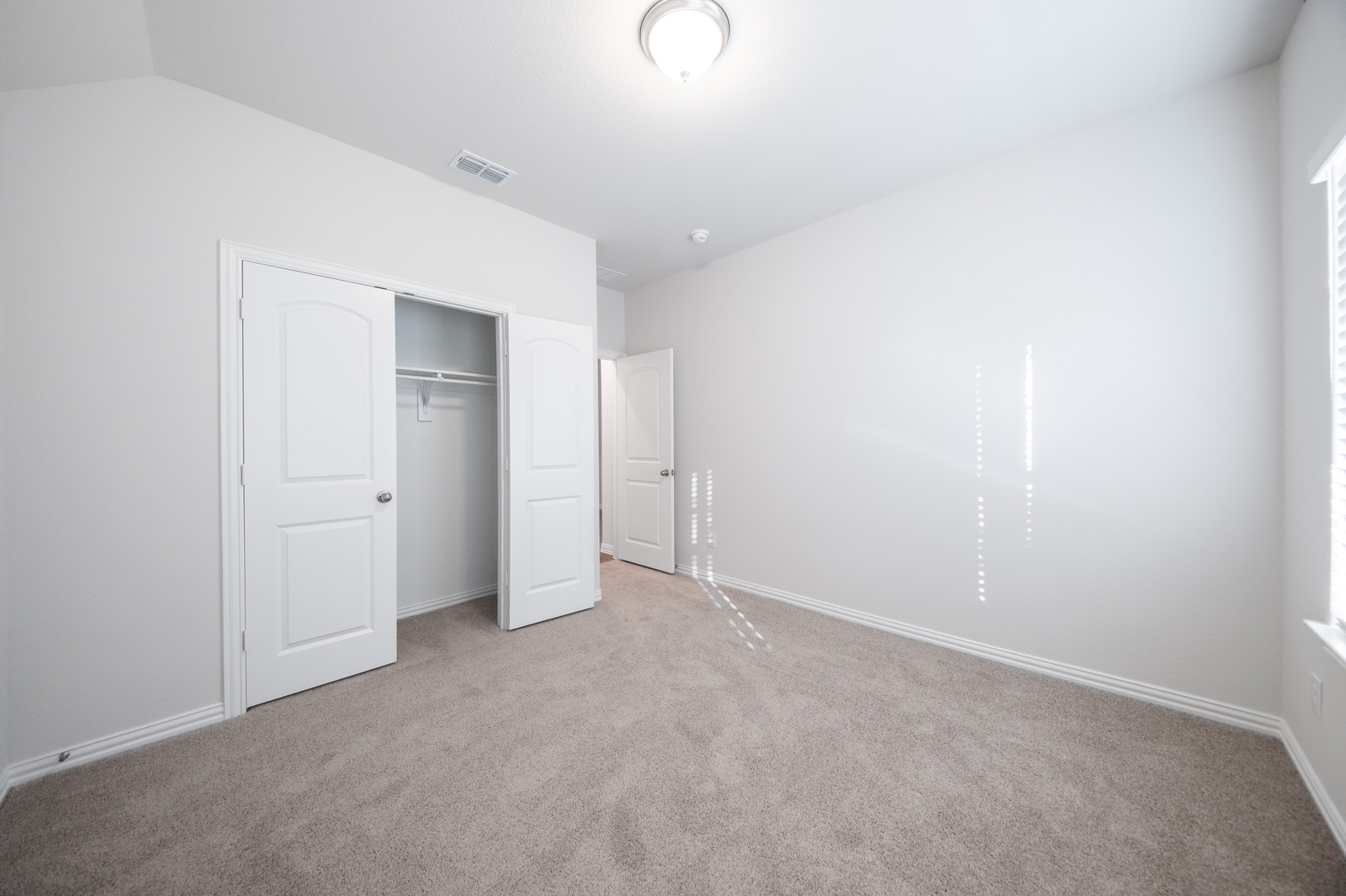 guest bedroom with carpet and closet