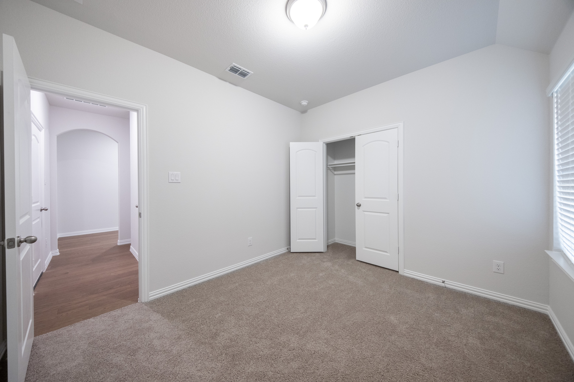 guest bedroom with carpet and closet