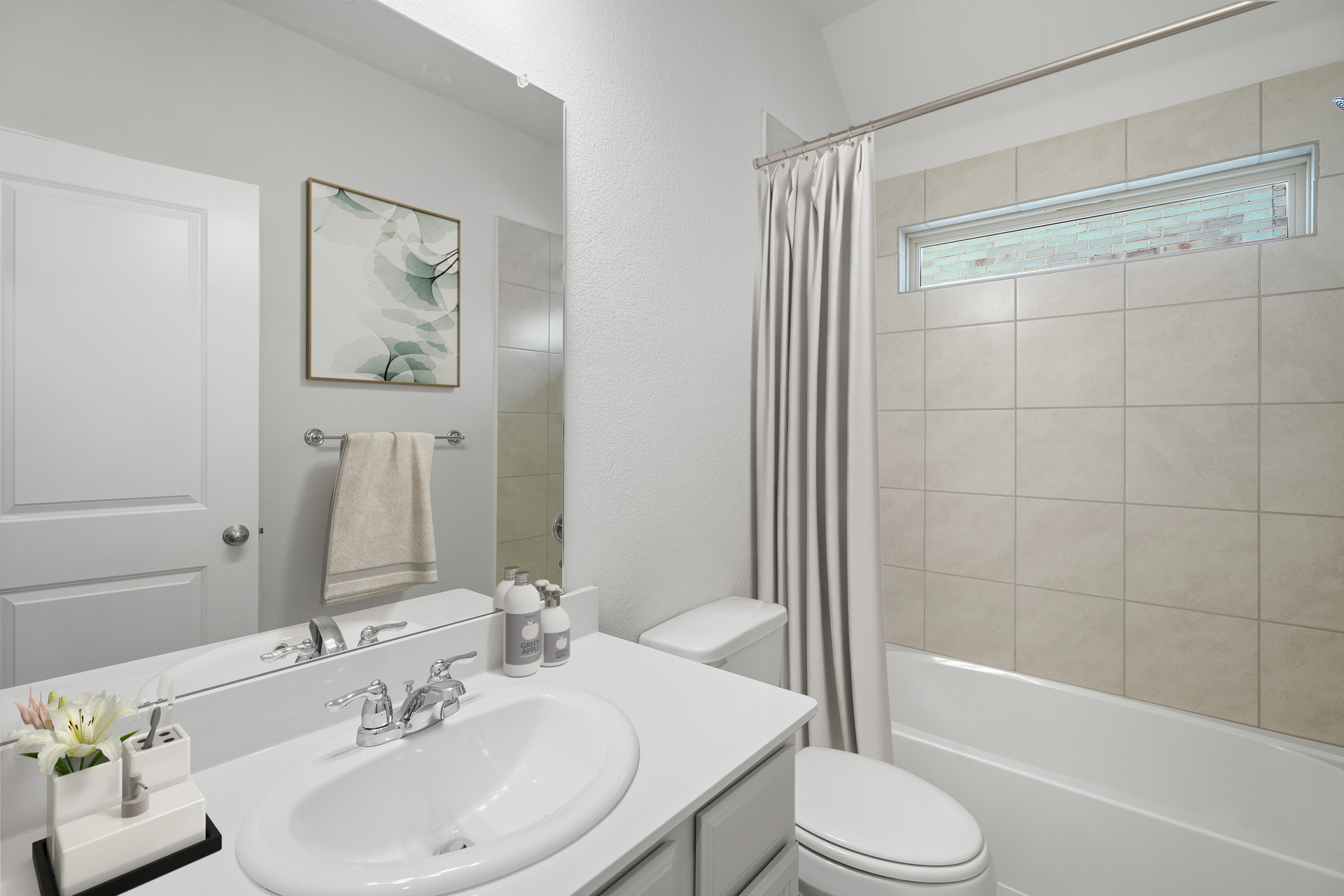 bathroom with tile shower