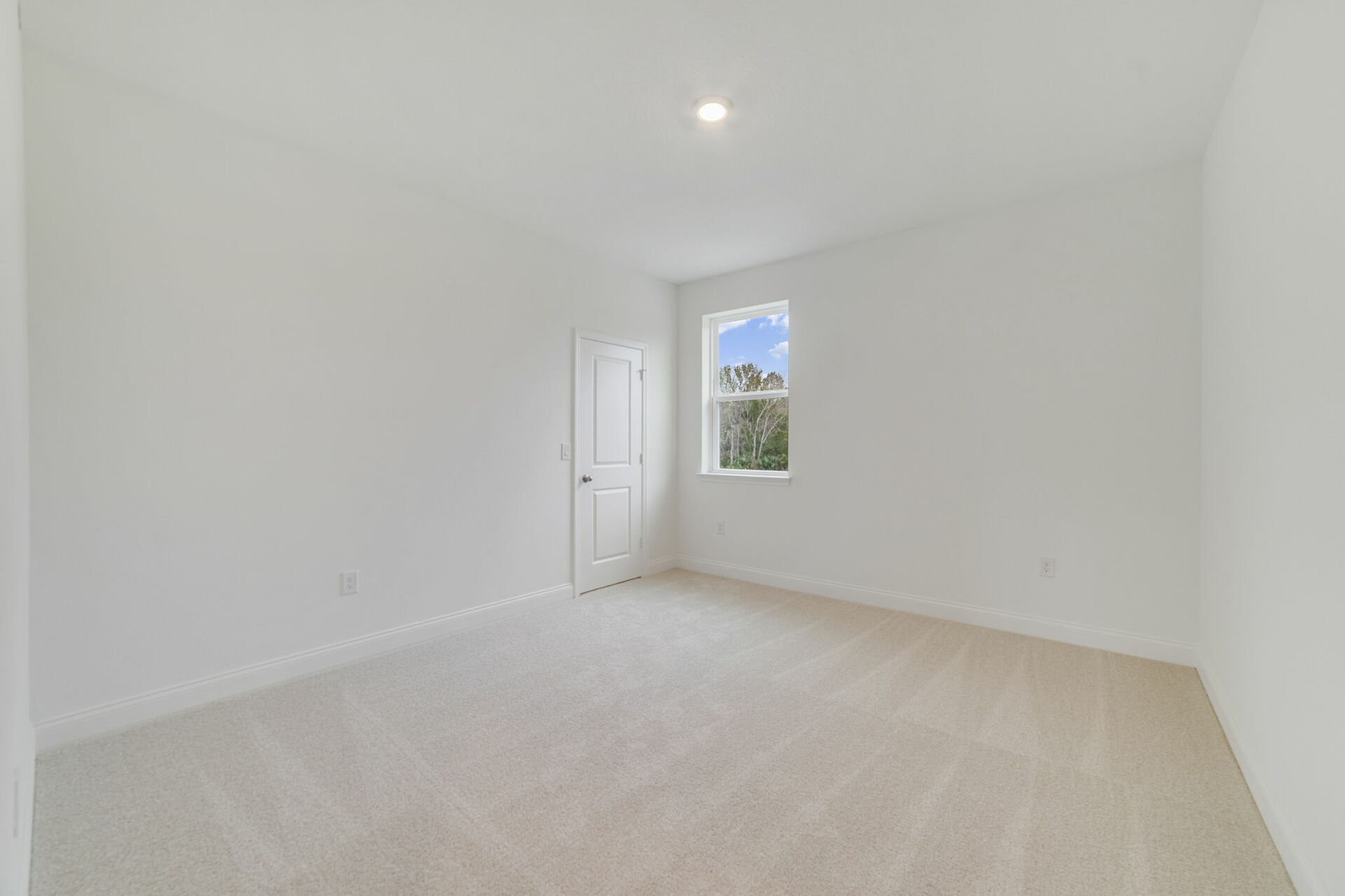 secondary bedroom with single window