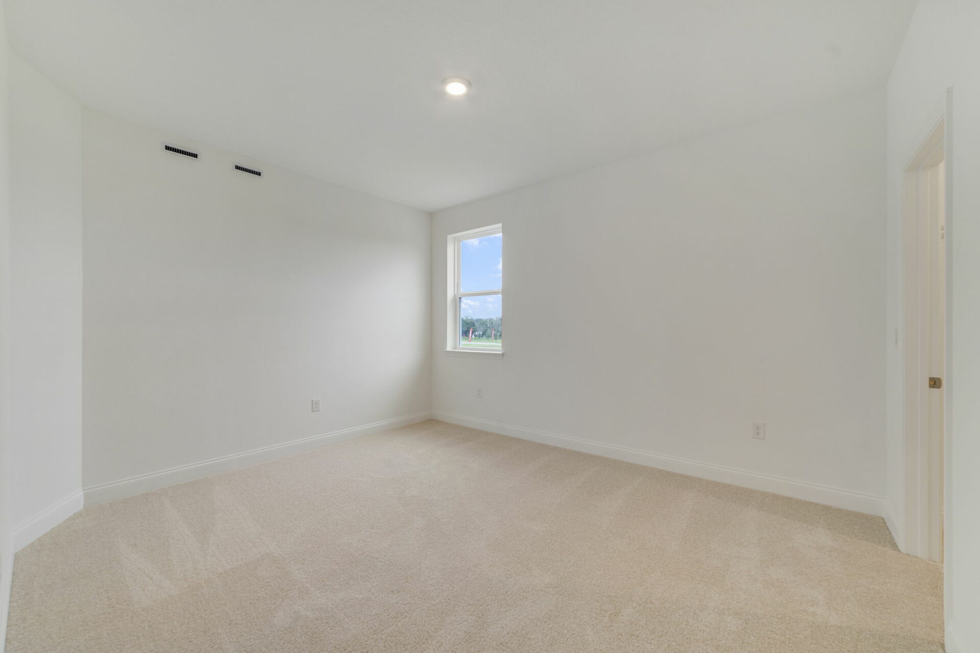 secondary bedroom with single window