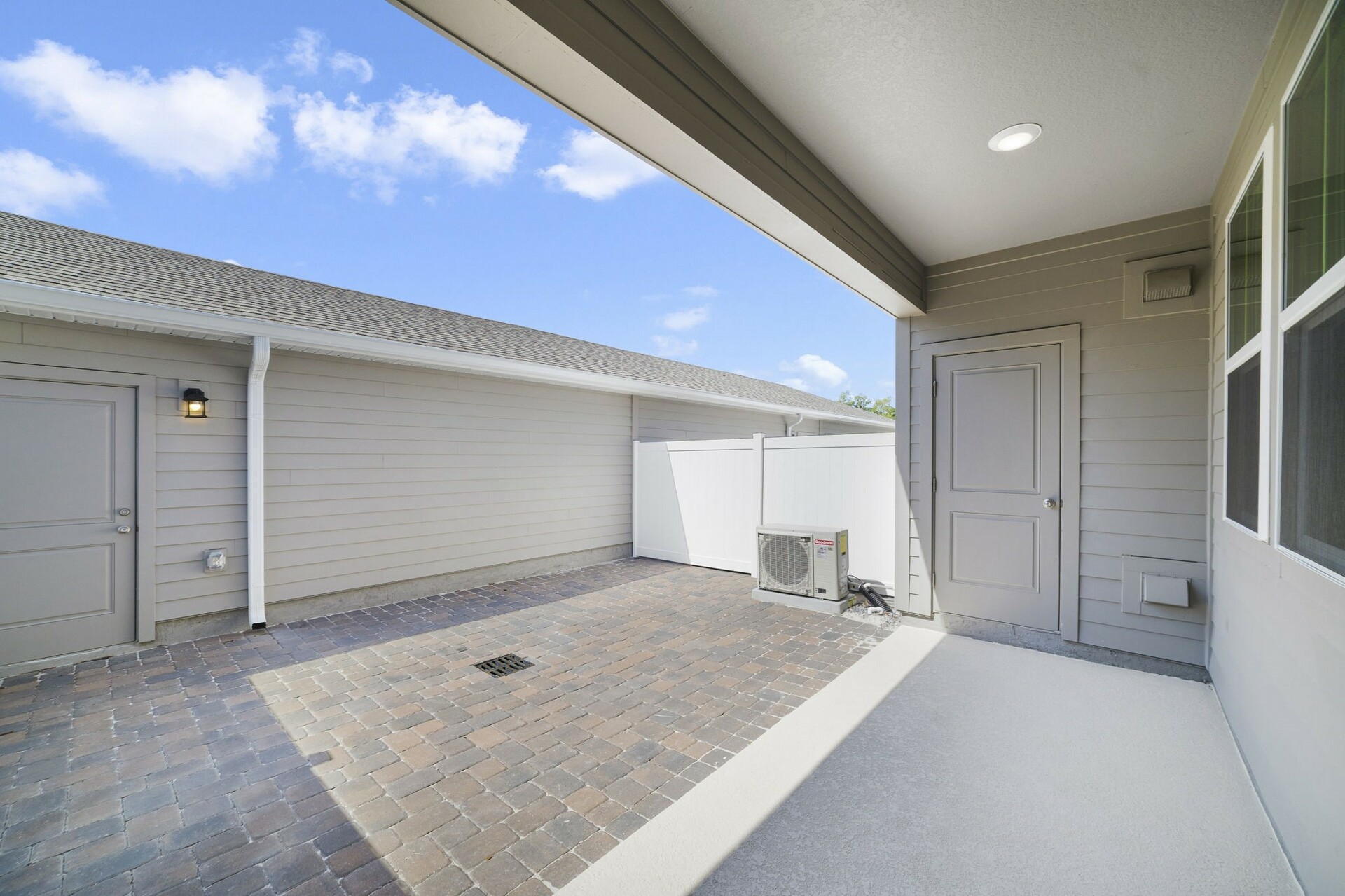 covered patio and courtyard
