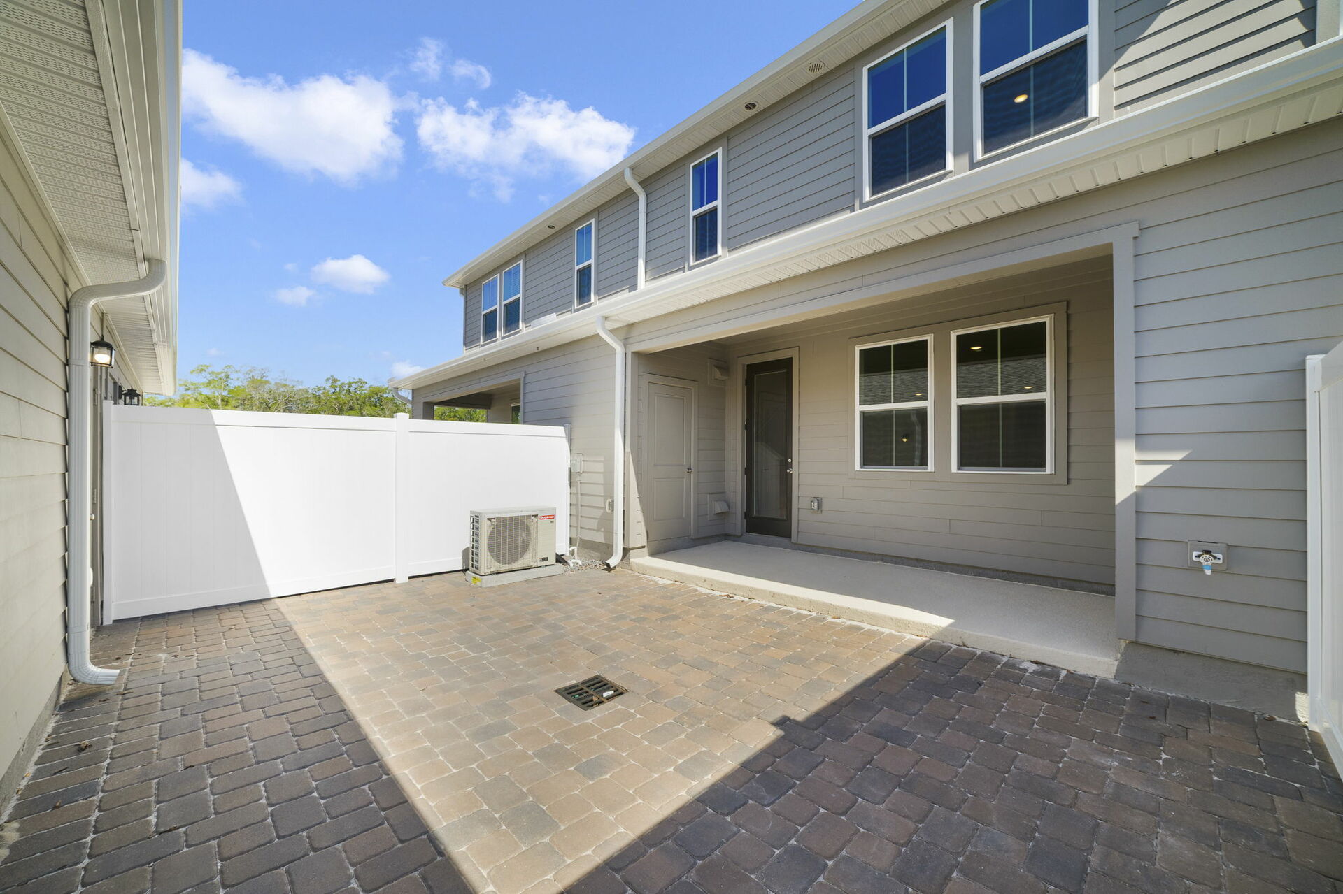 covered patio and courtyard