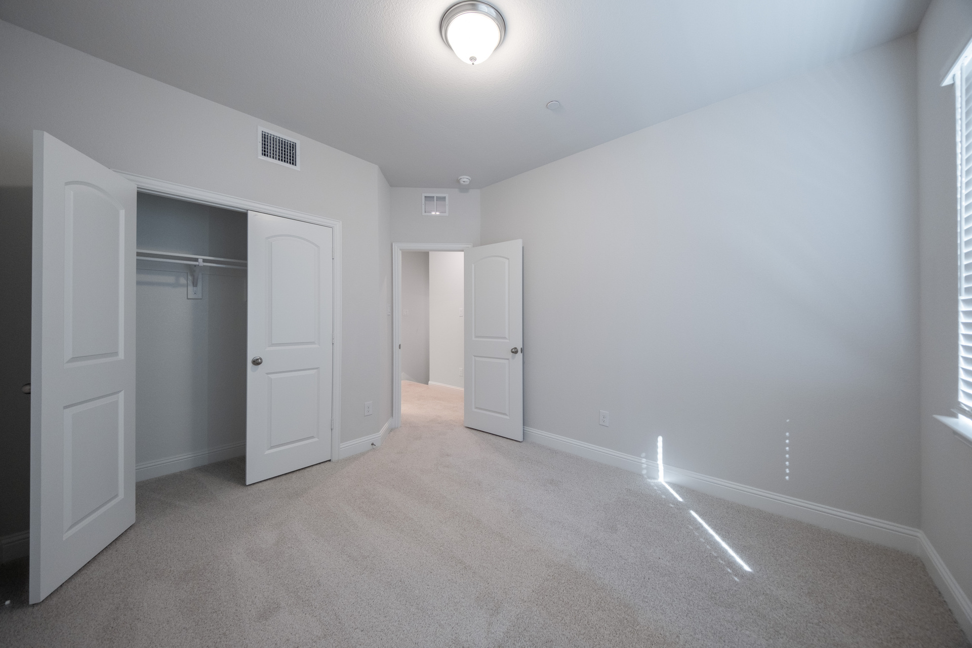 guest bedroom with carpet and closet