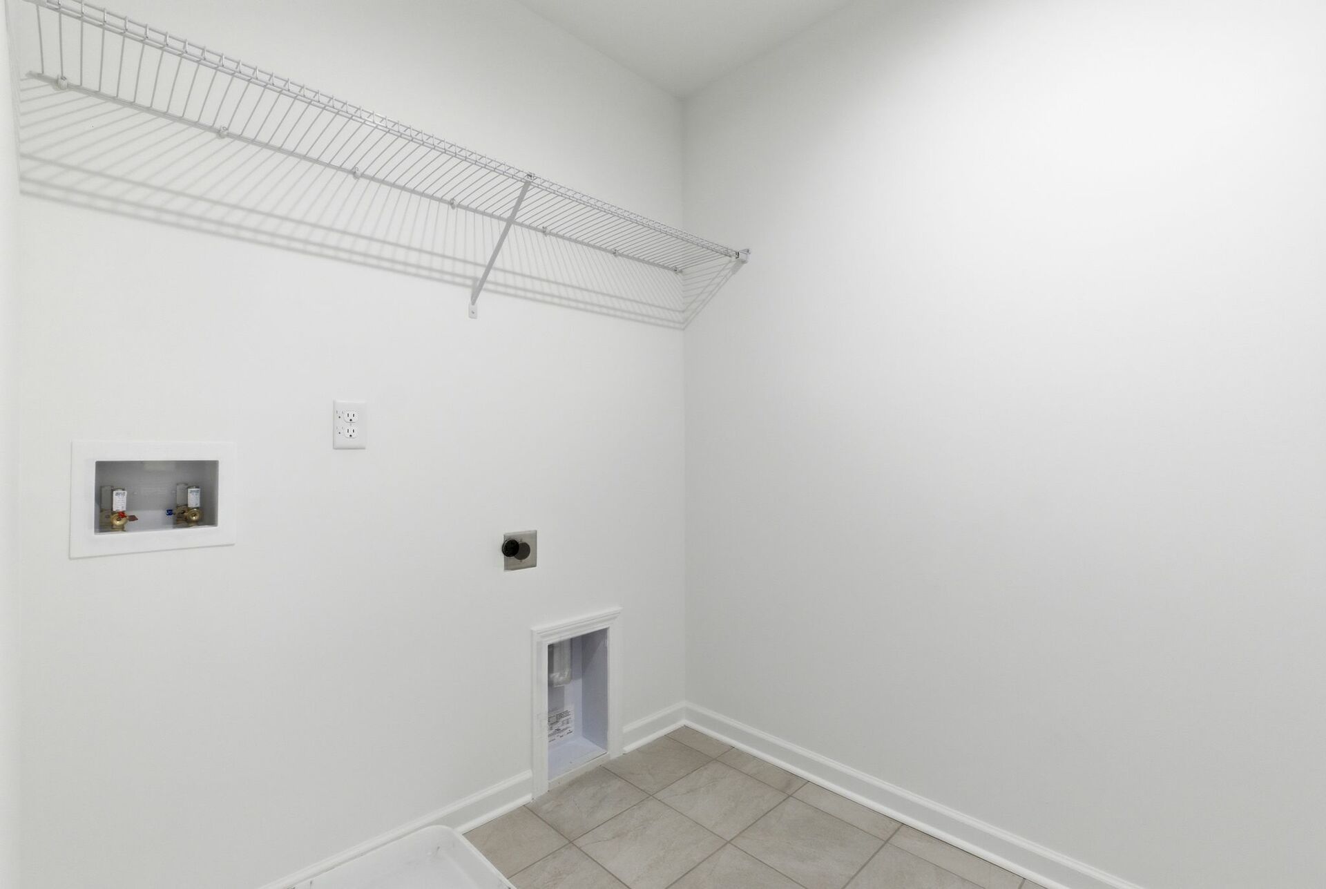 walk in closet with shelves