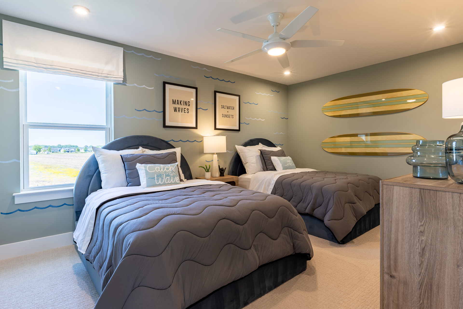 secondary bedroom with 2 twin-sized beds