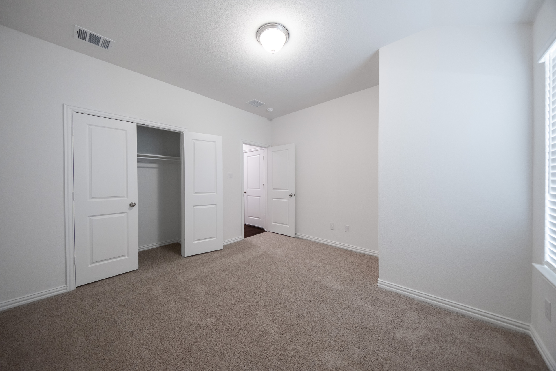 guest bedroom with carpet and closet
